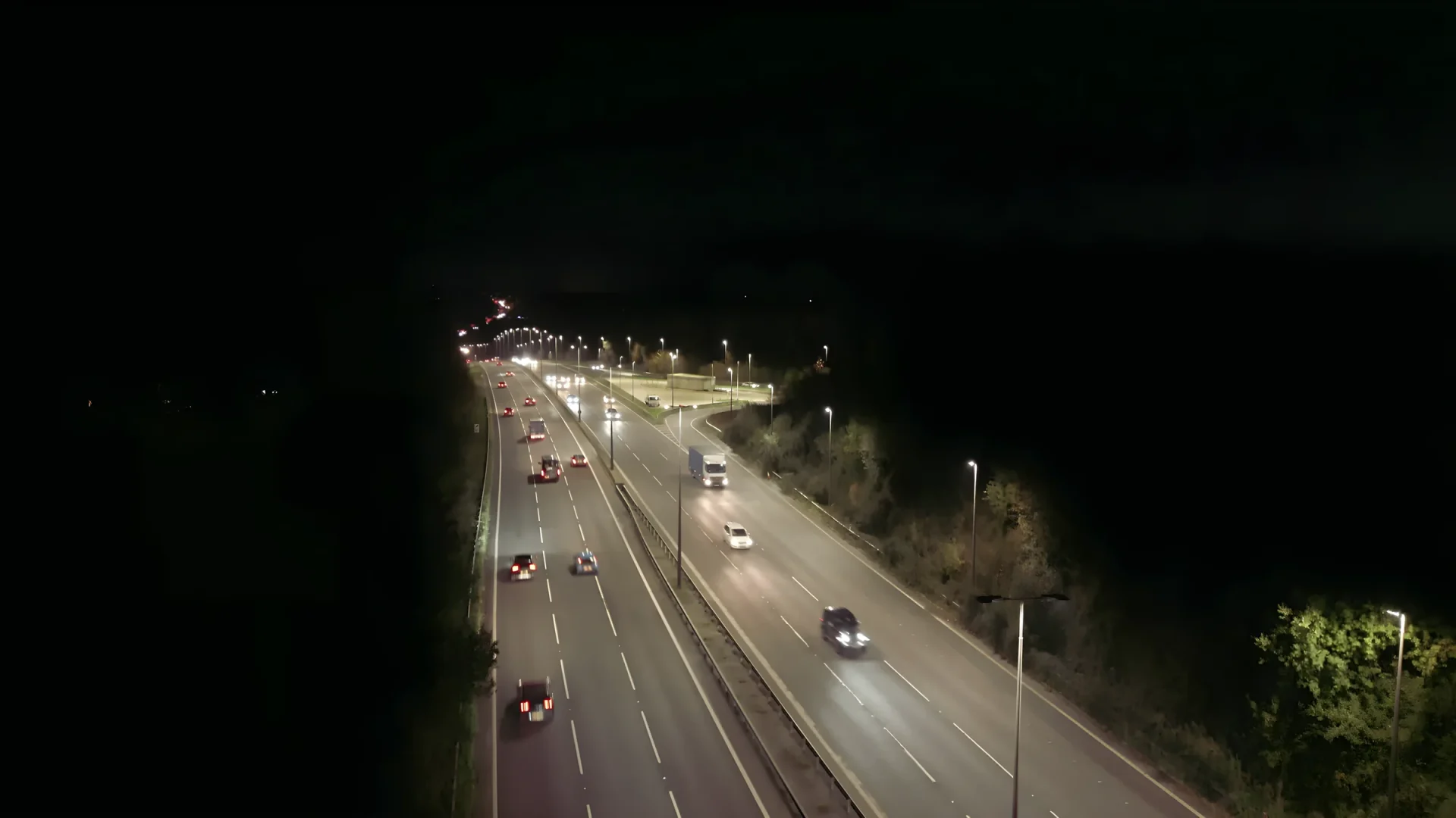 INDO AIR2 Direct Drive luminaires lighting a dual carriageway at night.
