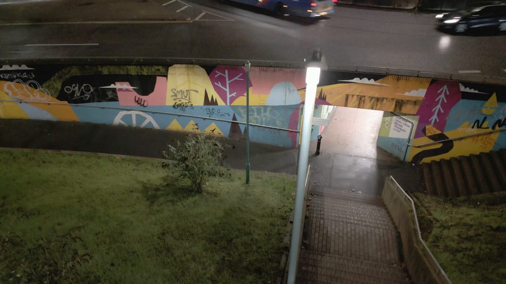 INDO ION Road valgusti valgustab seinamaalingutega tunnelisse viivaid treppe Bournemouthis